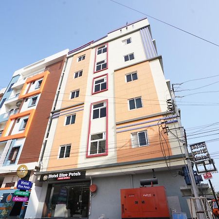 Hotel Blue Petals Shamshabad Esterno foto
