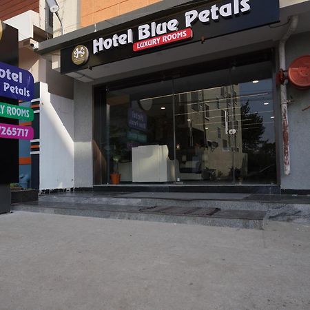 Hotel Blue Petals Shamshabad Esterno foto
