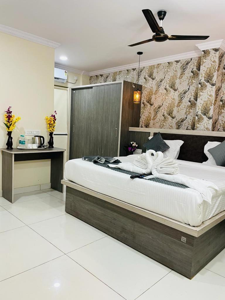 Hotel Blue Petals Shamshabad Esterno foto