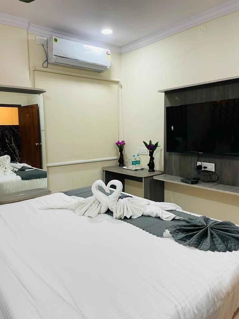 Hotel Blue Petals Shamshabad Esterno foto