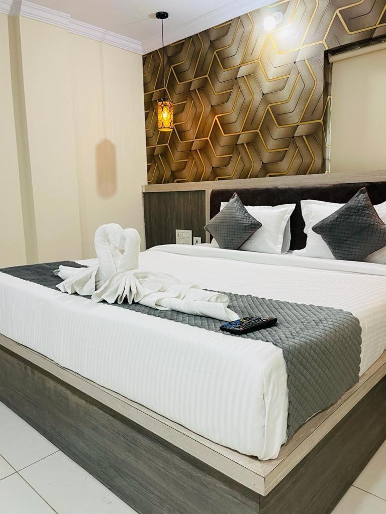 Hotel Blue Petals Shamshabad Esterno foto
