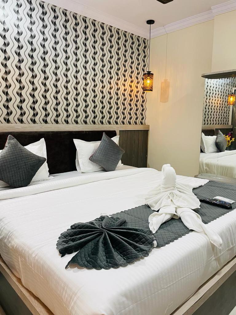 Hotel Blue Petals Shamshabad Esterno foto