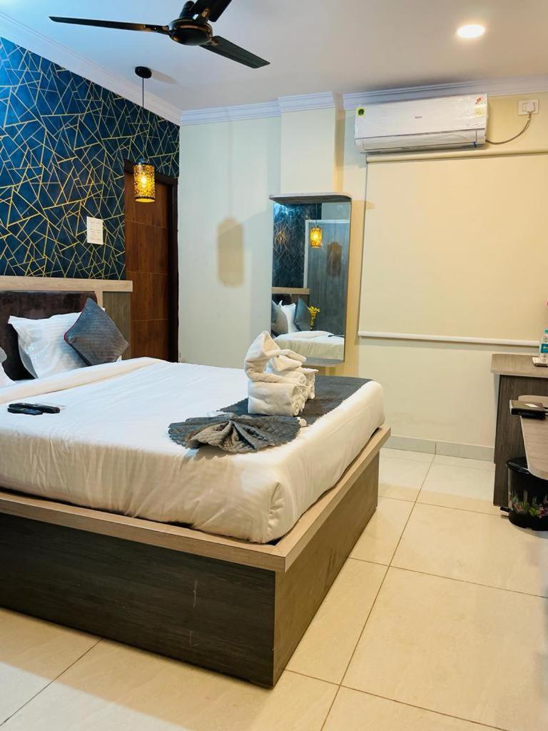 Hotel Blue Petals Shamshabad Esterno foto