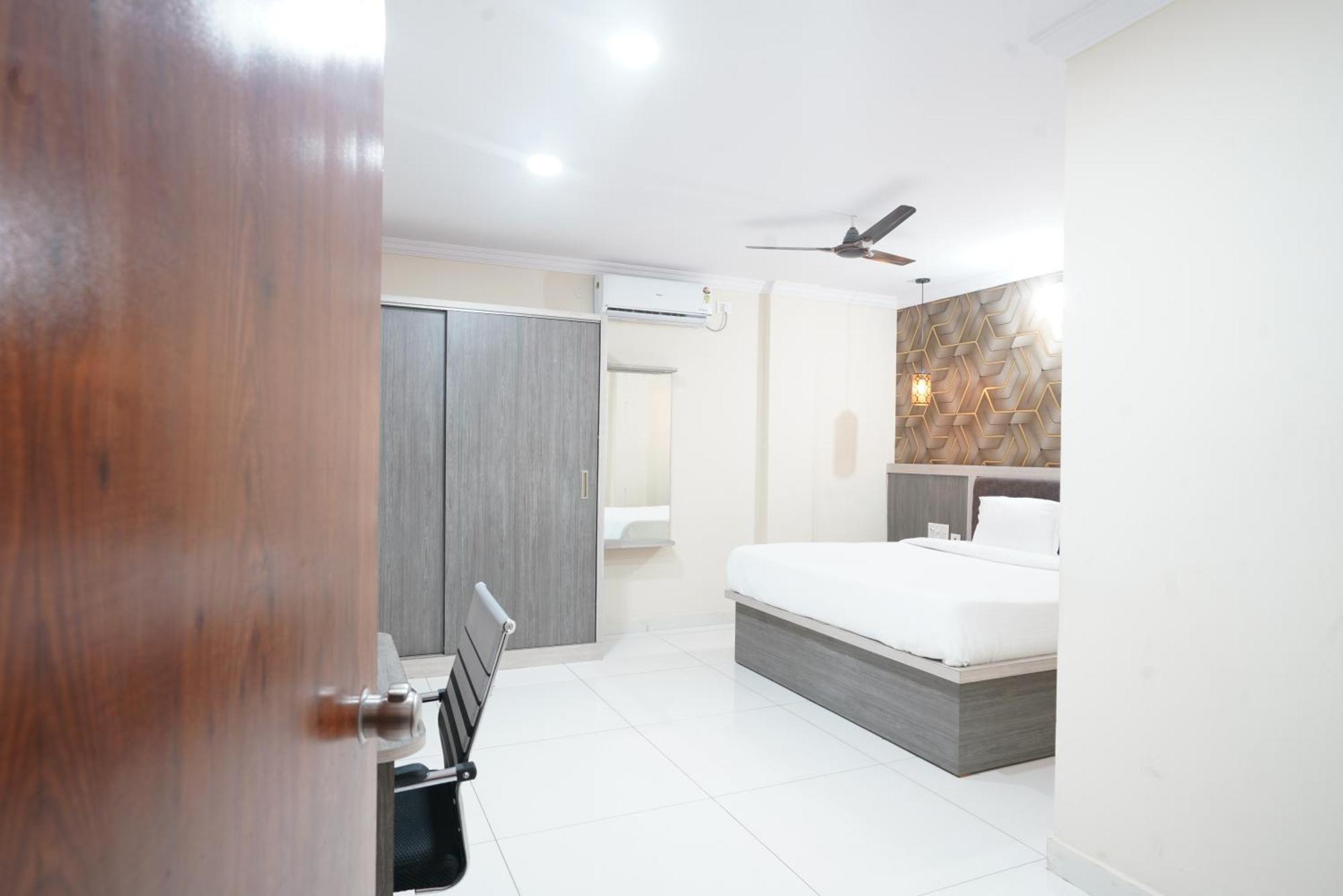 Hotel Blue Petals Shamshabad Esterno foto
