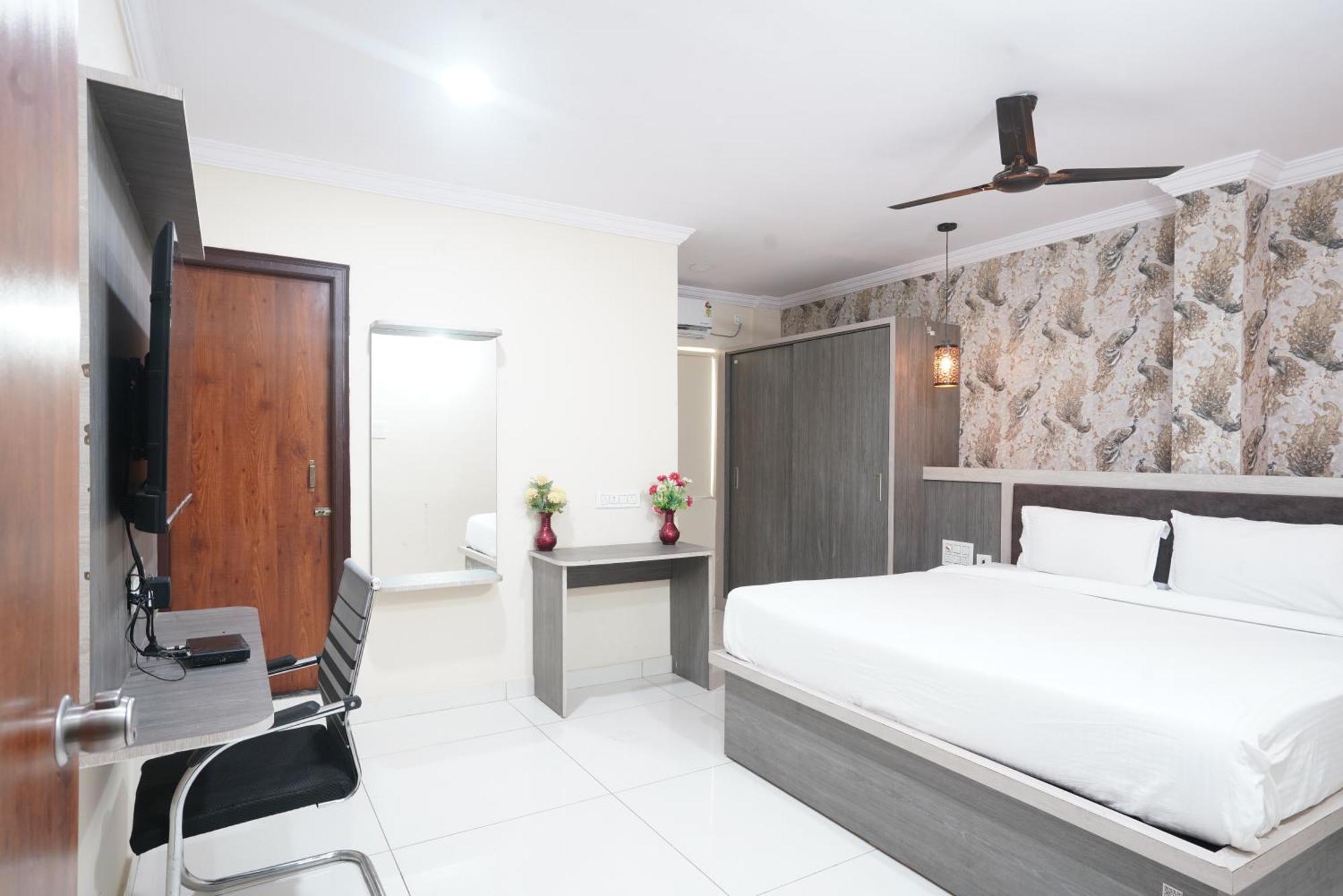 Hotel Blue Petals Shamshabad Esterno foto