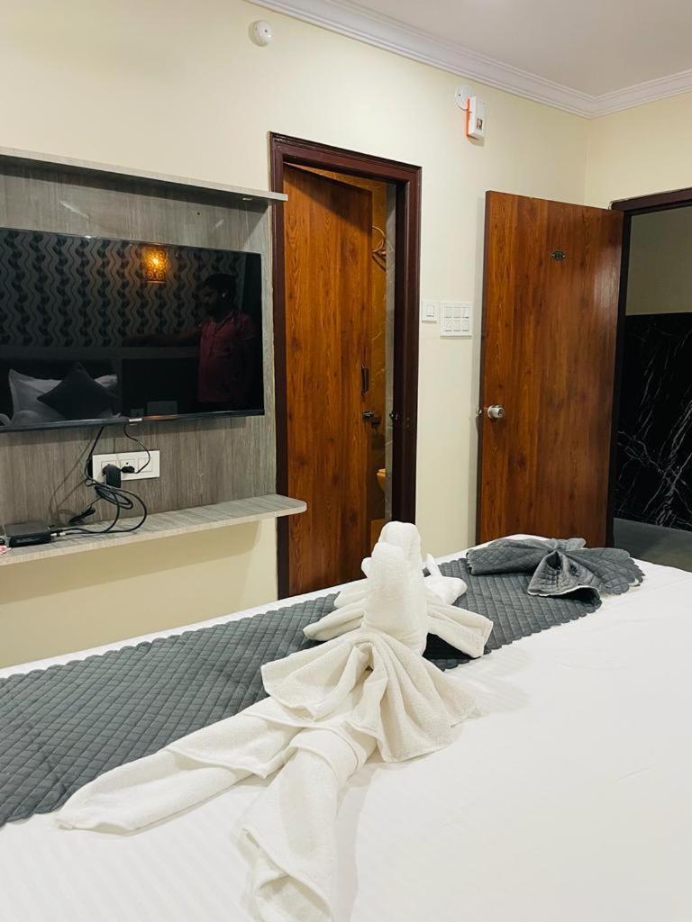 Hotel Blue Petals Shamshabad Esterno foto