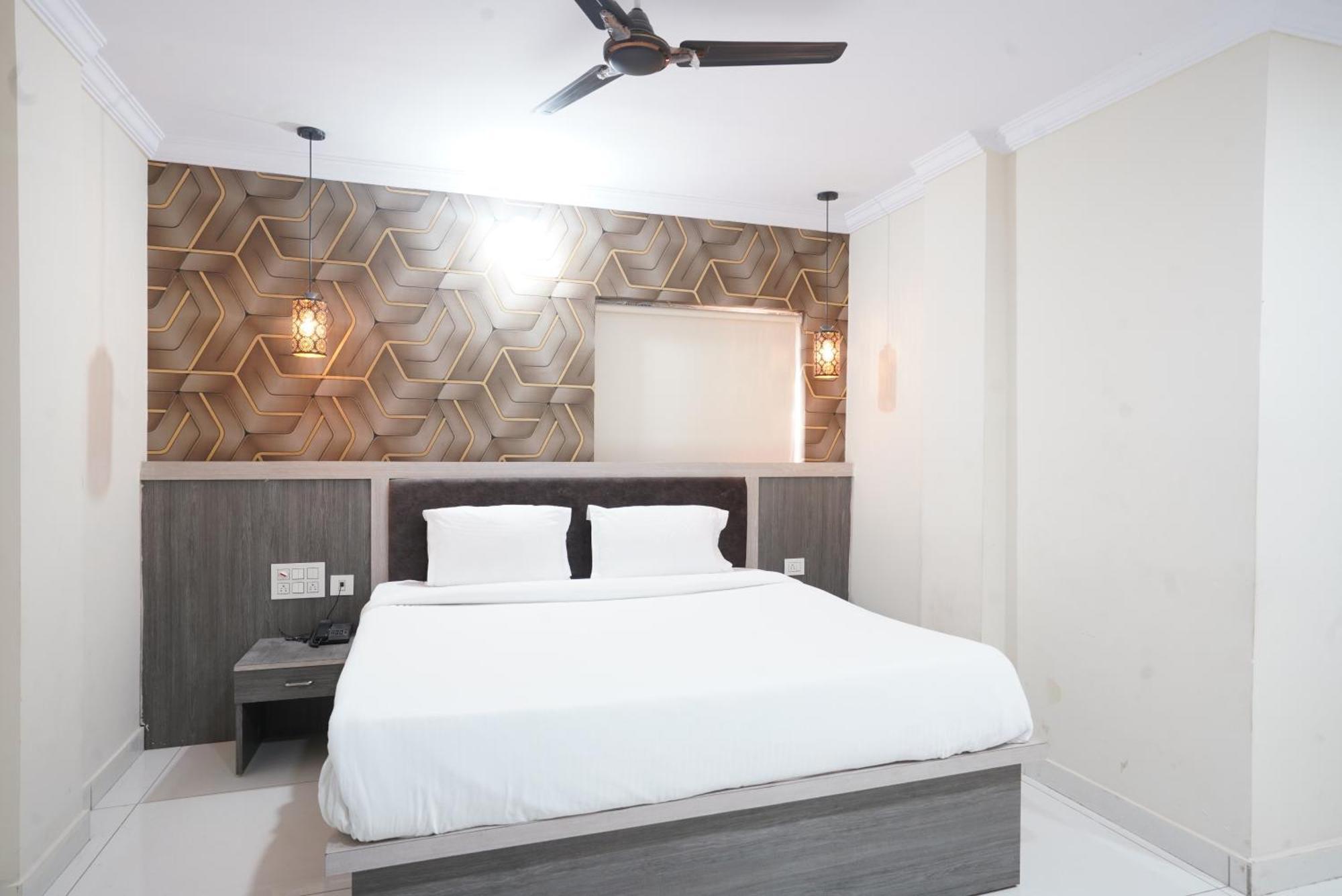Hotel Blue Petals Shamshabad Esterno foto
