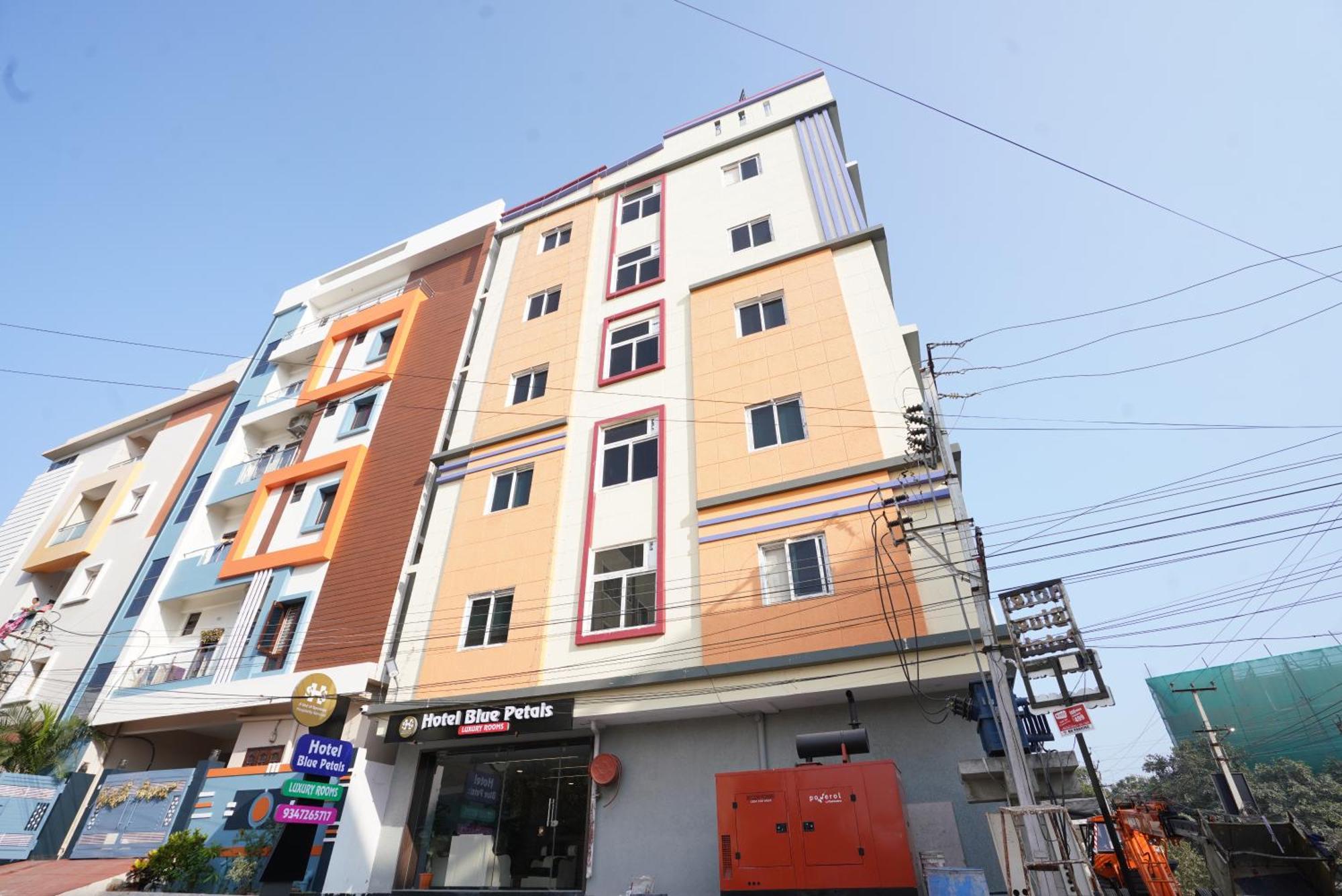 Hotel Blue Petals Shamshabad Esterno foto
