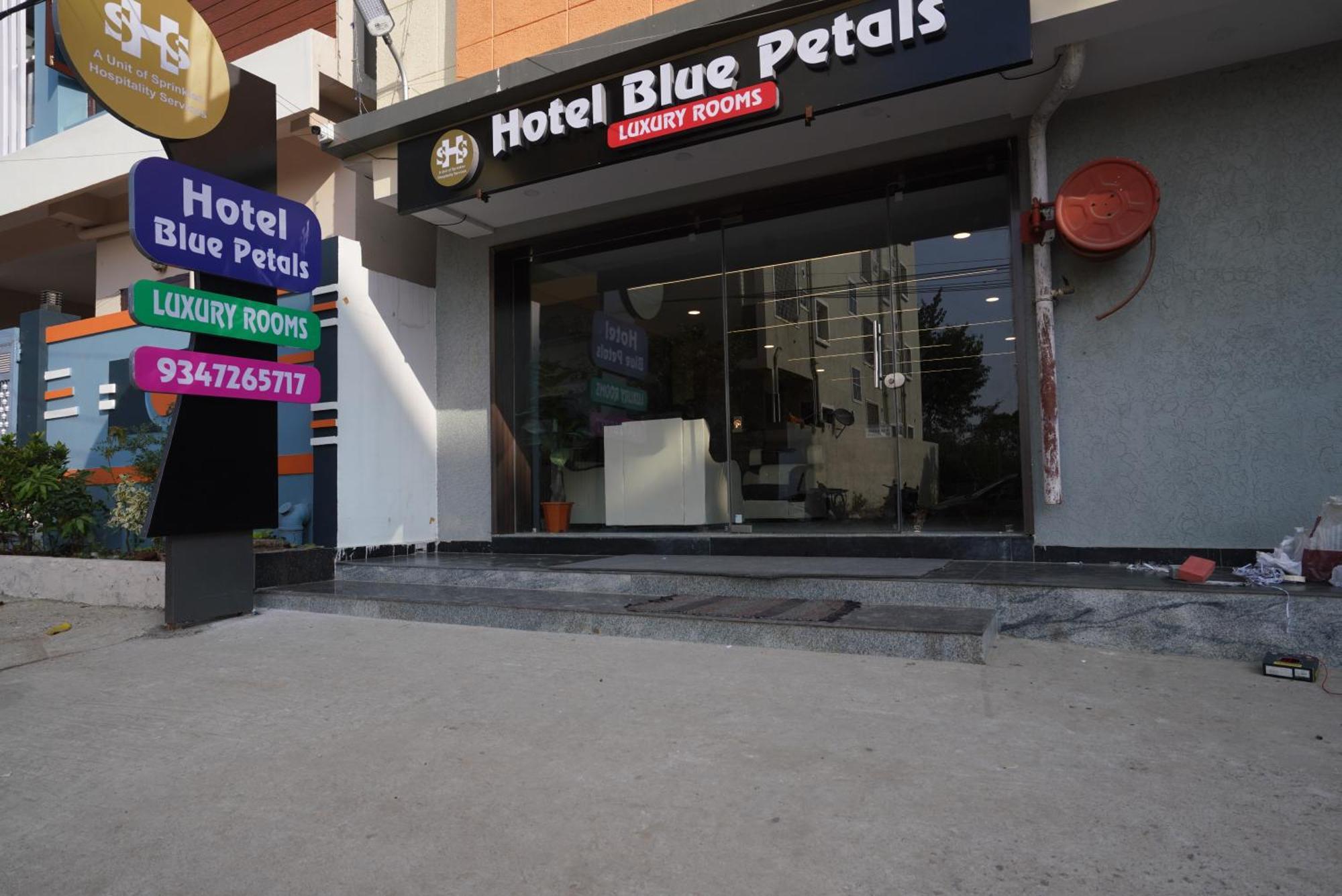 Hotel Blue Petals Shamshabad Esterno foto