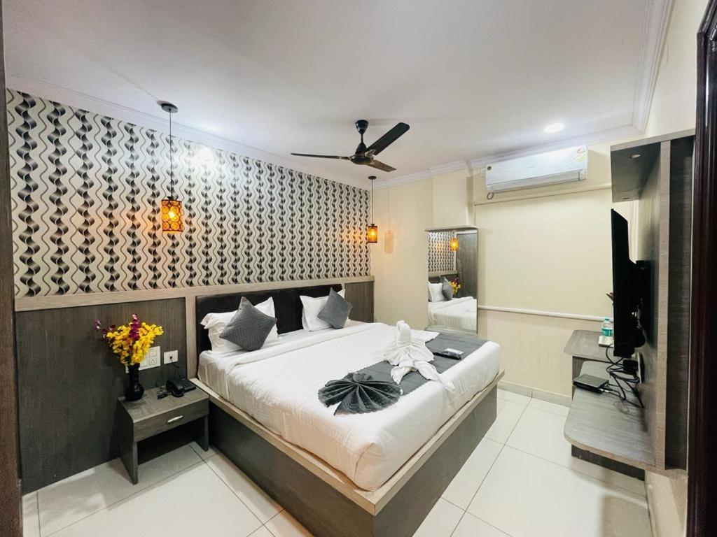 Hotel Blue Petals Shamshabad Esterno foto