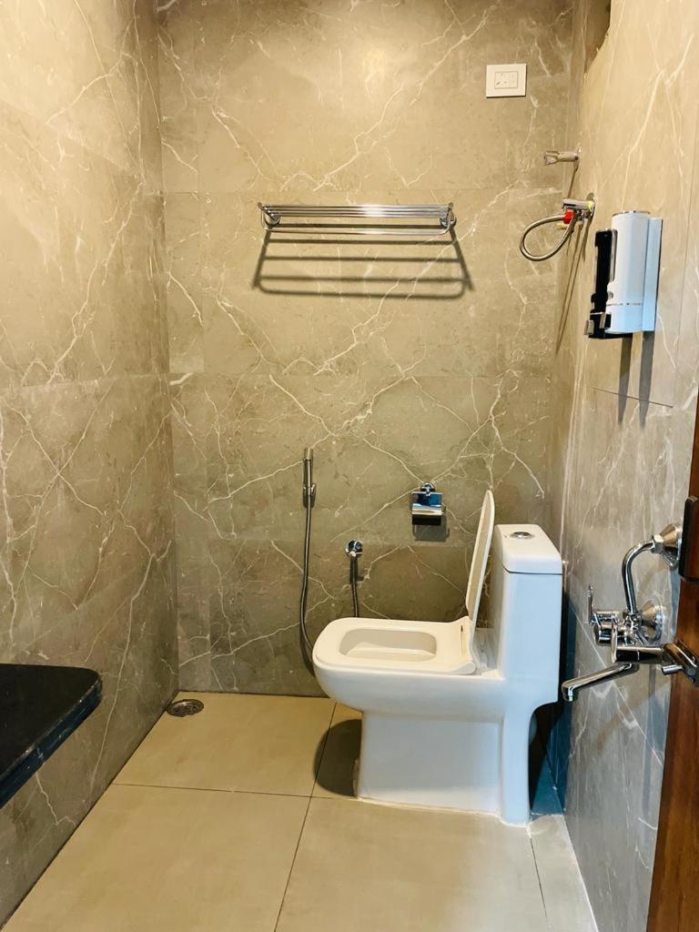Hotel Blue Petals Shamshabad Esterno foto